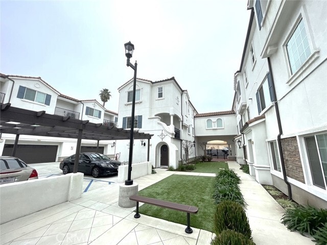 Building Photo - 521 N Erie St