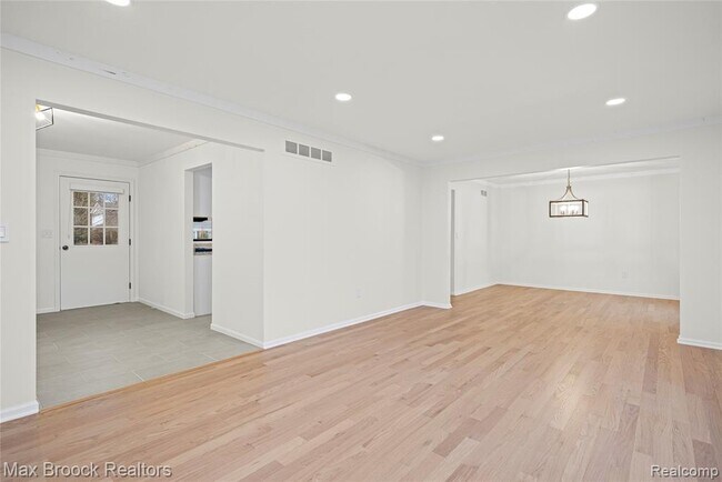 Building Photo - 28977 Lake Park Dr