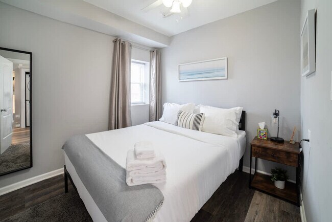 Building Photo - 2002 W Cermak Rd