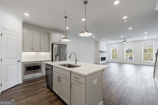 Building Photo - 10744 Davis Dr