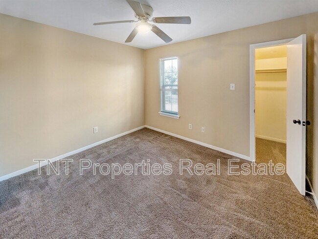 Building Photo - 1811 Woodsman Dr