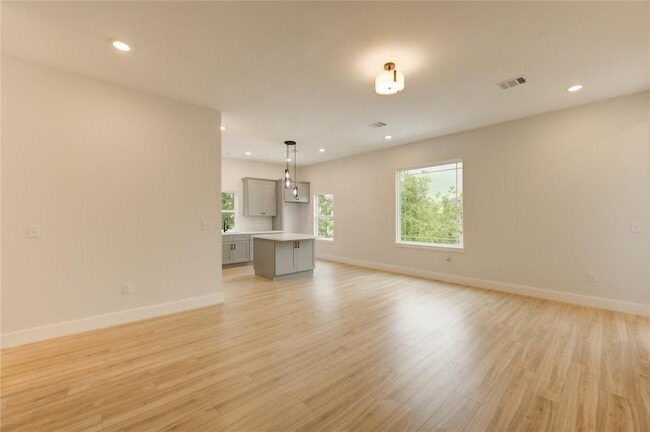Building Photo - 811 E 39th St