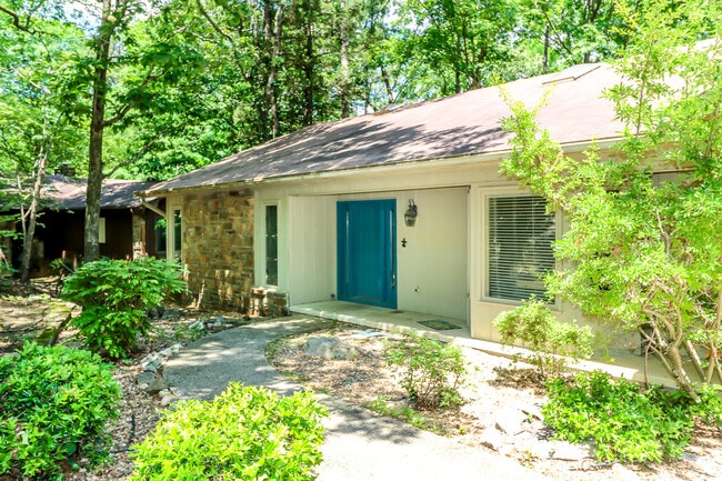 Building Photo - Beautiful 3 bedroom, 3 bath,  mother-in-law sweet with full kitchen in lower level.