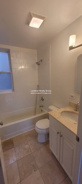 Building Photo - 4946 N Ridgeway Ave