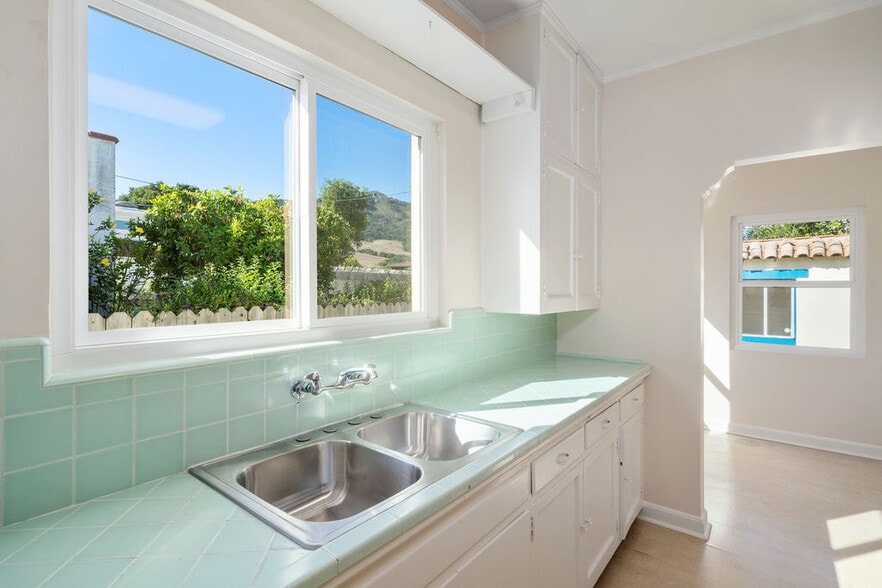 Kitchen has so much natural light - 59 Chorro St