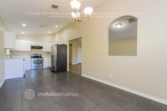 Building Photo - 215 1st St