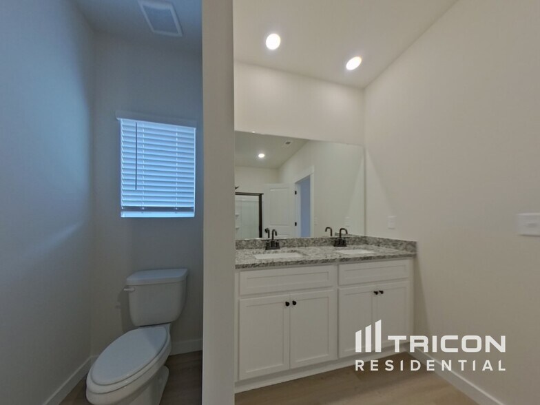 Building Photo - 1213 Crested Iris St
