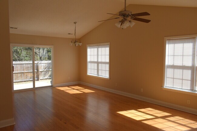 Building Photo - 1528 Wagon Ct