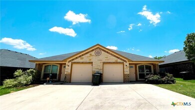 Building Photo - 405 Sladecek Dr