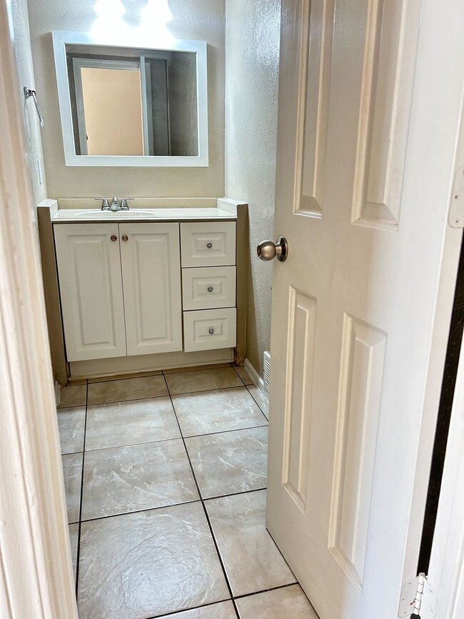 Building Photo - Well-Maintained 3-Bed / 2.5-Bath Home in Central Arlington