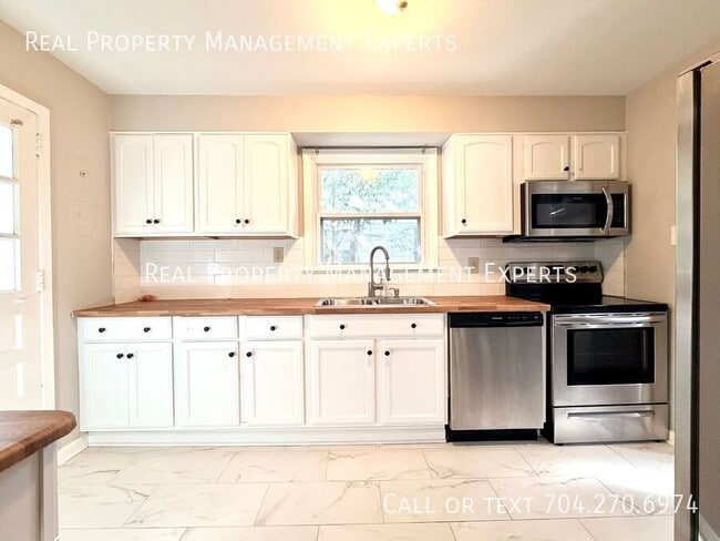 Building Photo - 1843 Camp Greene St