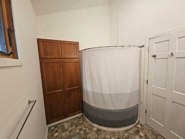 Large bathroom - 4301 Quaker Trl NE