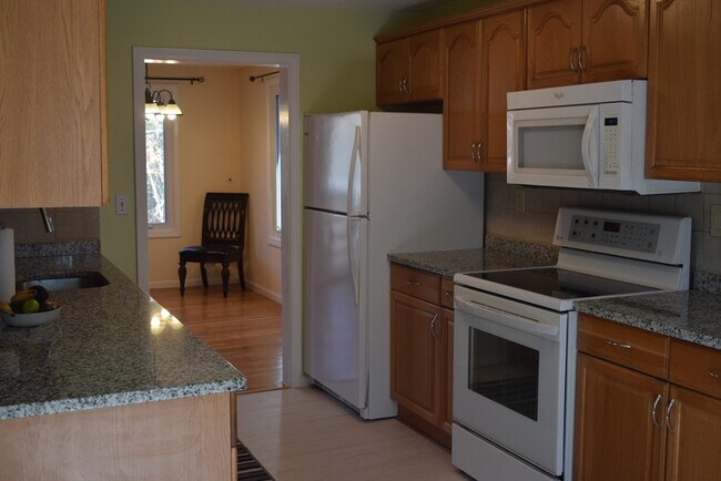 Building Photo - 11 Hilltop Ln