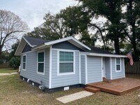 Building Photo - Beautifully renovated home!