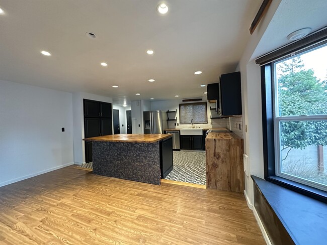 Building Photo - 633 Quinault Ave SE