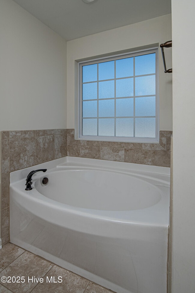 Building Photo - 808 Jade Ln