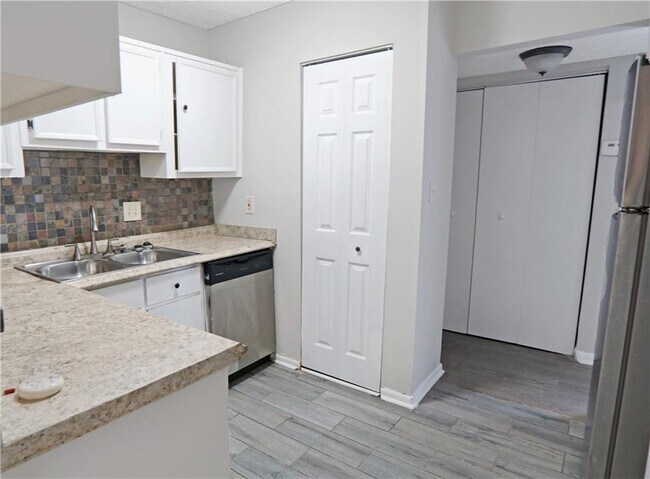 Building Photo - 291 Country Club Dr