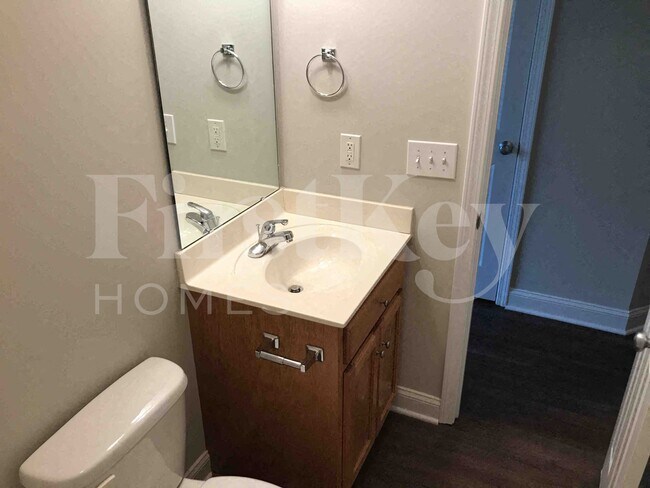 Building Photo - 2215 Charles Towne Ct