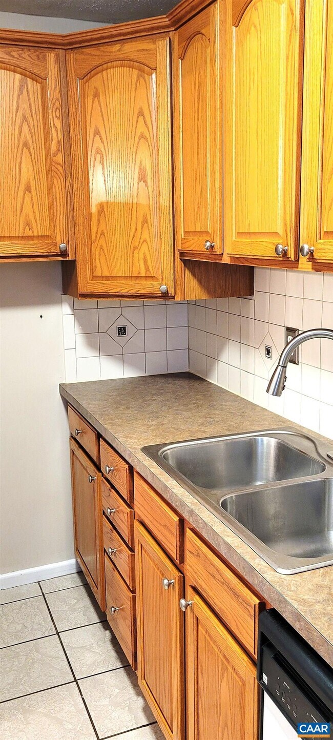 Building Photo - 2527 Hydraulic Rd