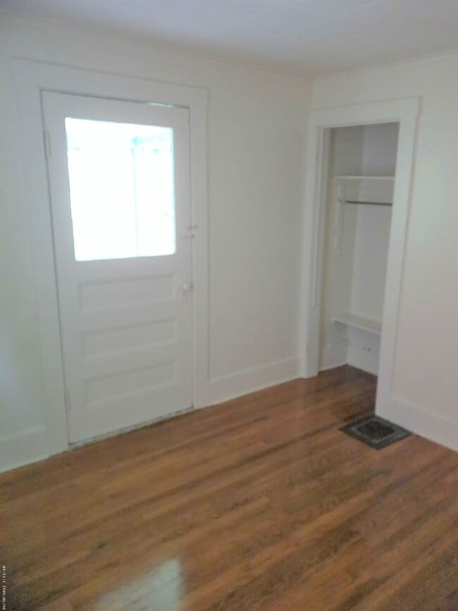 Building Photo - Available 6/1/2026 Charming Home With Priv...