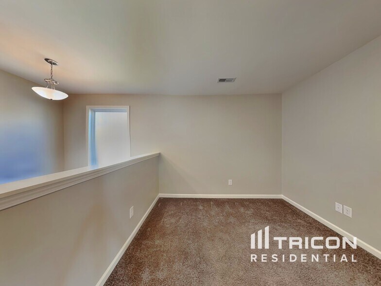 Building Photo - 4664 Wesmar Dr