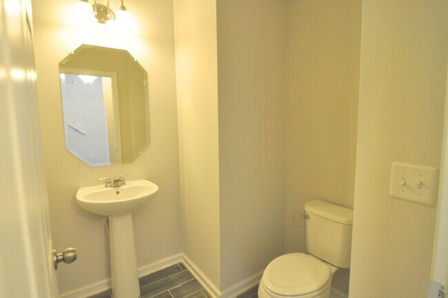 Building Photo - LIKE NEW OAKLEAF TOWNHOME!