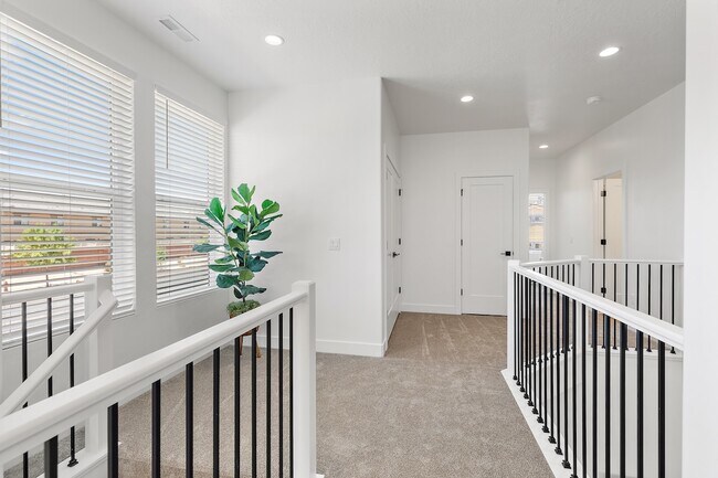 Building Photo - 1090 W Albertine Ln