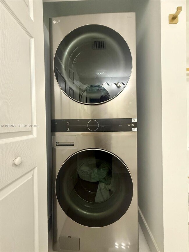 Building Photo - 1000 W Island Blvd