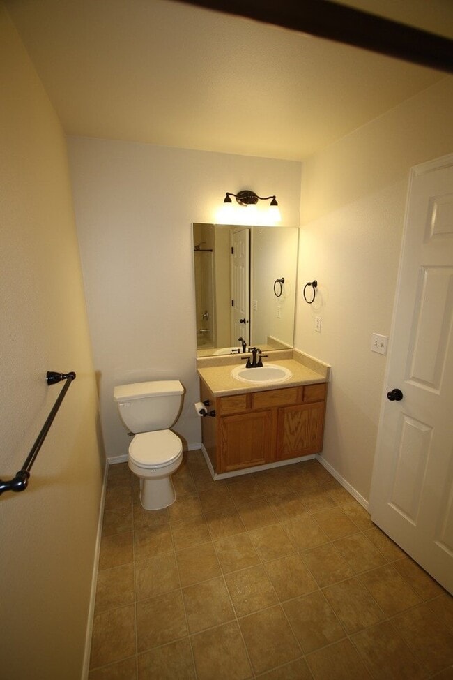 Building Photo - 3 Bedroom Condo in South Anchorage!