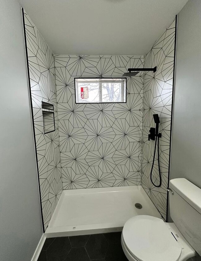 Building Photo - 116 E Pk Ln St