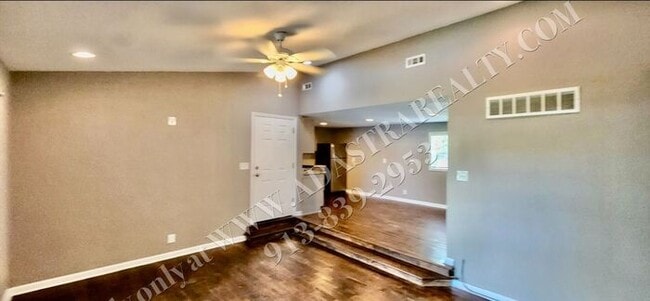 Building Photo - Nice Updated 3 Bed, 1 Bath in KCK-Availabl...