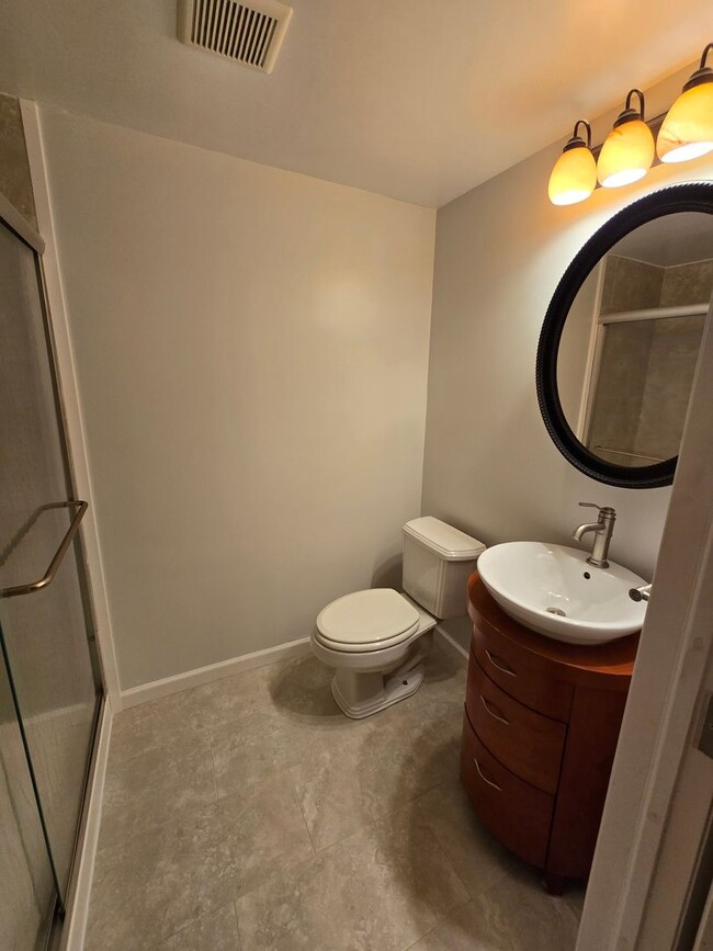 Building Photo - WASHINGTON SQUARE 2 BED 2 BATH BILEVEL APA...