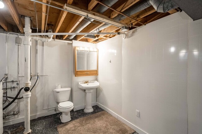 Building Photo - 106 NE Grant St