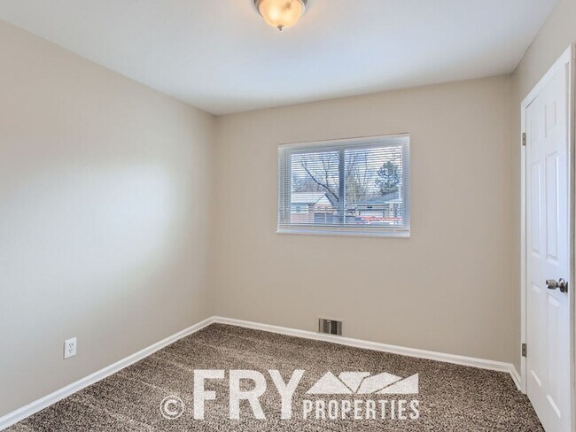 Building Photo - Renovated Harvey Park home
