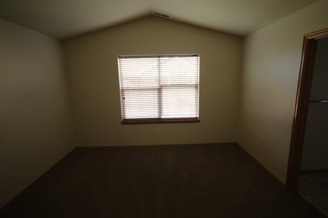 Building Photo - SW Redmond 3 Bdrm House, 2 Bath, Gas Heat & A/C, Patio & Fenced Yard, Dbl Garage