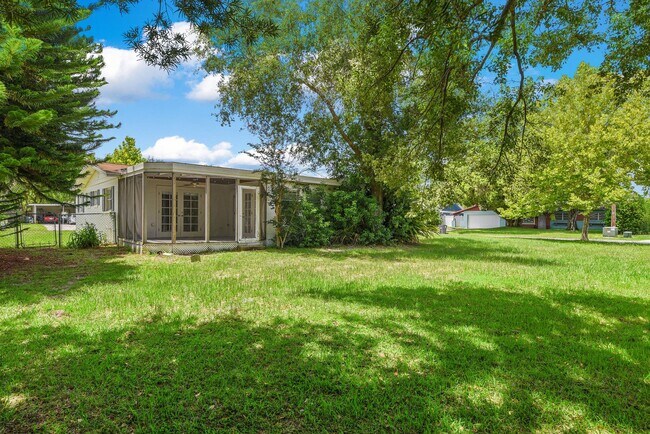Building Photo - 2107 Brookview Dr