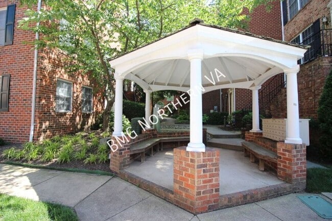 Building Photo - 2304 N Greenbrier Ct