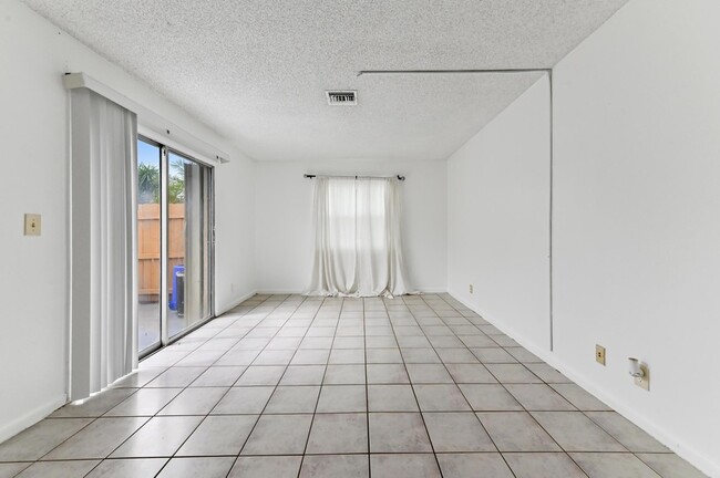 Building Photo - 12467 Westhampton Cir