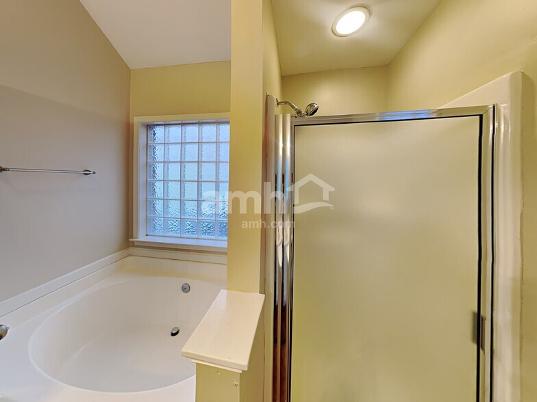 Building Photo - 4012 Wellington Ct