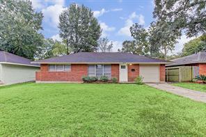 Welcome to 4609 Nina Lee Lane! Three bedrooms, 1 bath in wonderful Oak Forest. - 4609 Nina Lee Ln