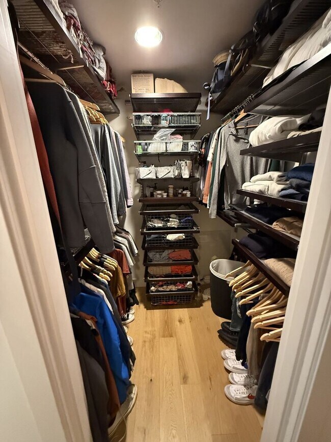 Building Photo - Charming and Rare 2BR/2BA/2Garage Parking ...