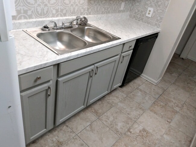 Building Photo - 1212 Henson