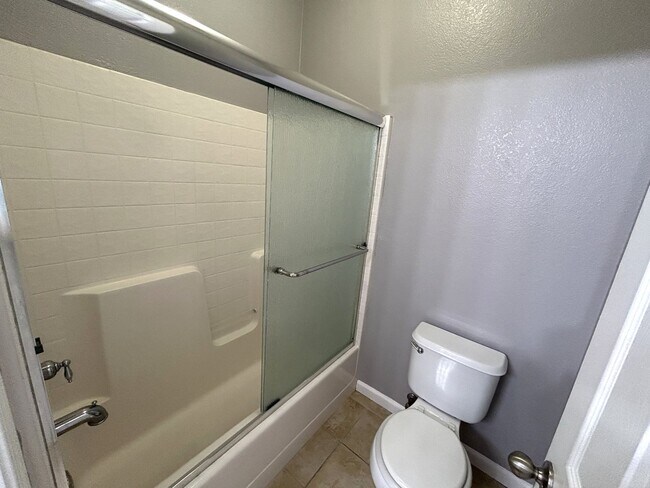 Building Photo - Spacious Elk Grove Townhome!!