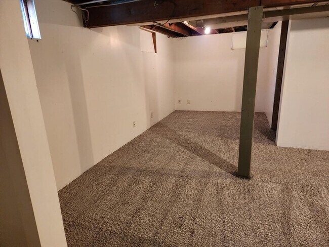 Building Photo - 2 Bedroom house with a carport!