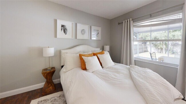 Building Photo - Nice 3 bedroom 2 bath with screened-in lan...