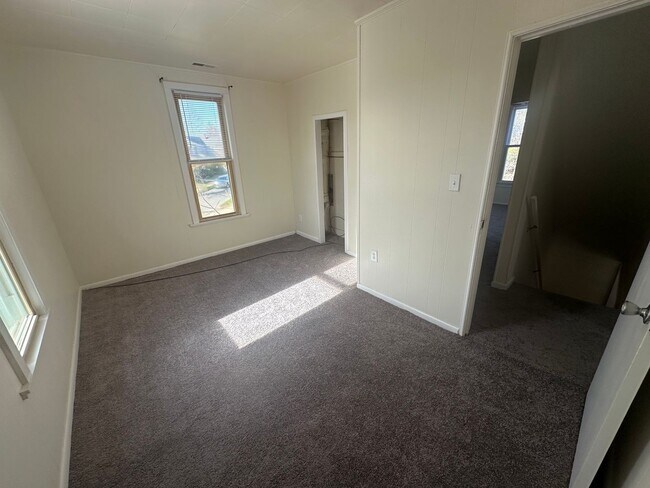 Building Photo - Beautiful 3 Bedroom Home with Large Back Yard and Deck!