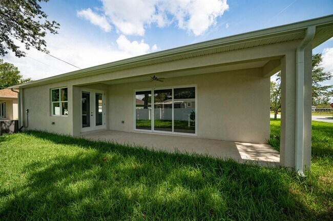 Building Photo - 20007 Leonard Rd