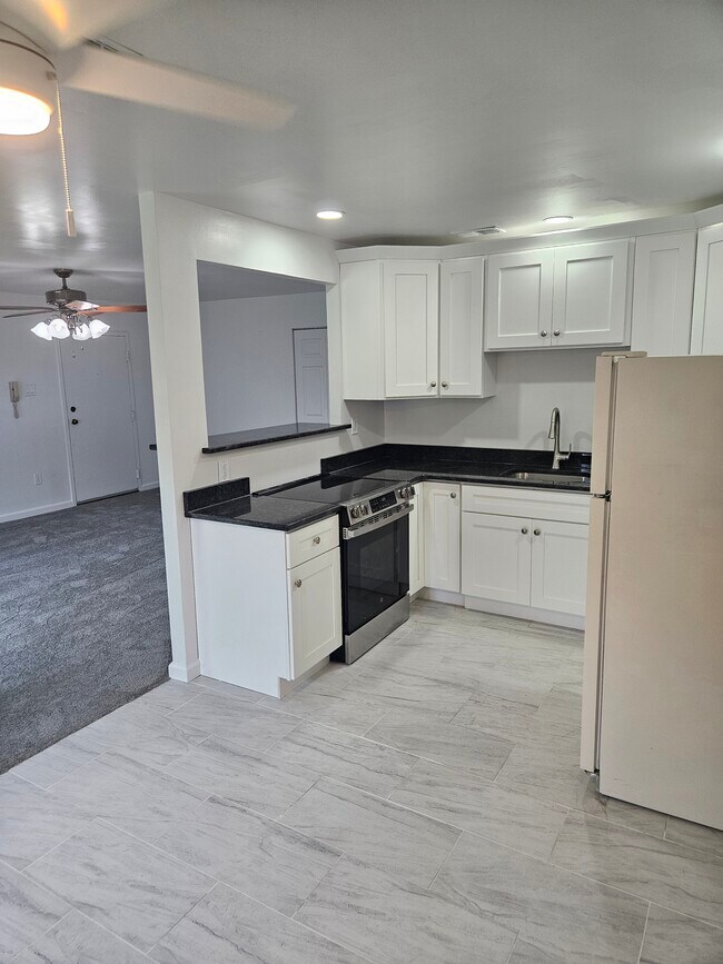 Building Photo - 15 Kings Ct