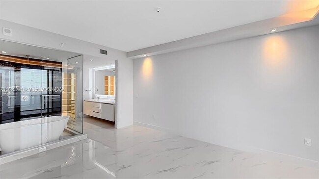 Building Photo - 700 NE 24th St