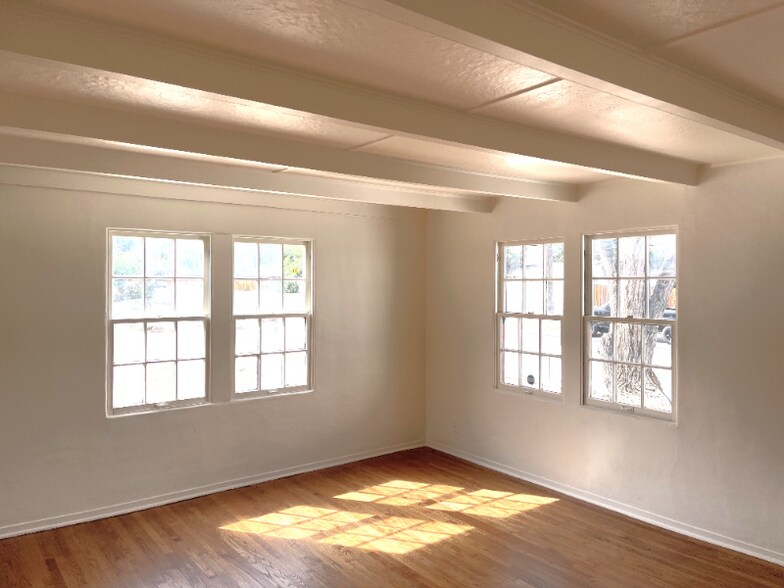 Building Photo - 612 W Plumb Ln